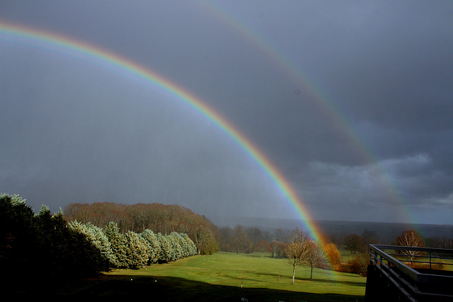 UN ARC EN CIEL DANS UNE BELLE CAMPAGNE