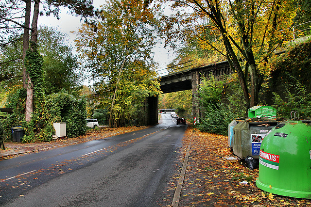 Werdener Straße mit Eisenbahnbrücke (Essen-Kettwig) / 1.11.2023