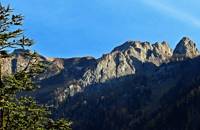 Gehört zur Rättikon Gruppe - rechts Falknis 2562 m