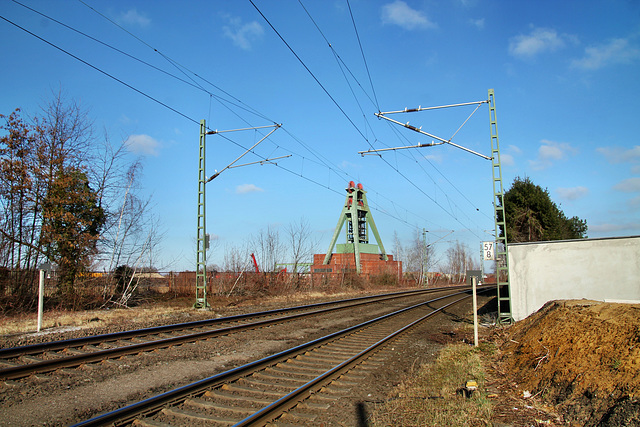 Die Hamm-Osterfelder Bahn beim alten Zechengelände Haus Aden 1/2 (Bergkamen-Oberaden) / 28.02.2021