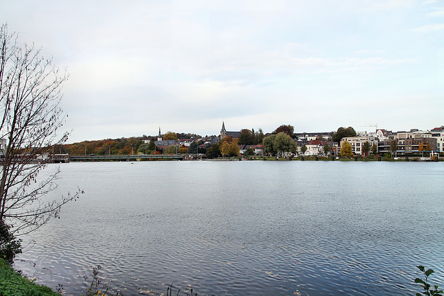 Kettwiger Stausee, Blick zur Altstadt (Essen-Kettwig) / 1.11.2023