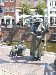 Fischfrau am Alten Hafen in Stade