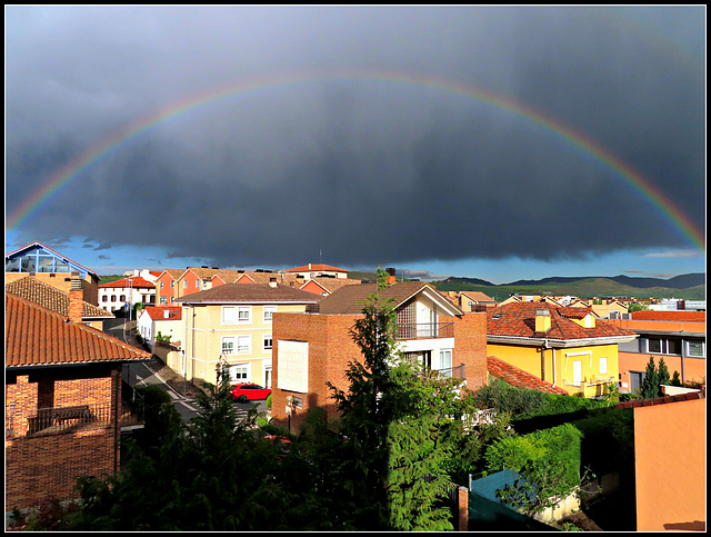 Chubasco con arco iris.