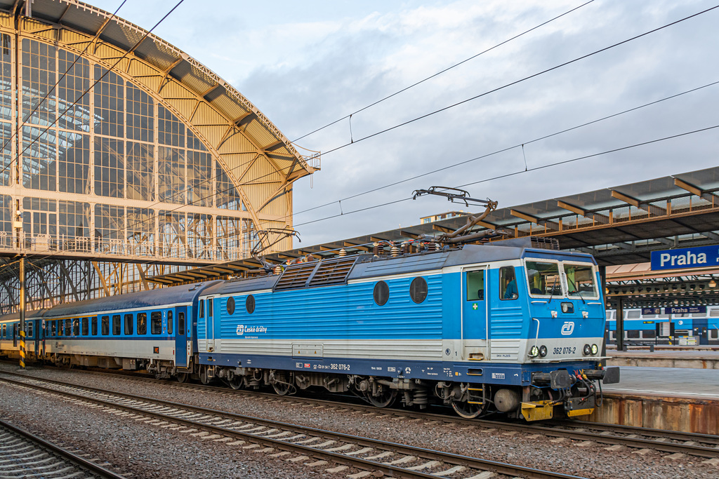 43 - Lok 362 076-2 von České Dráhy im Prager Hauptbahnhof im Personenzugdienst
