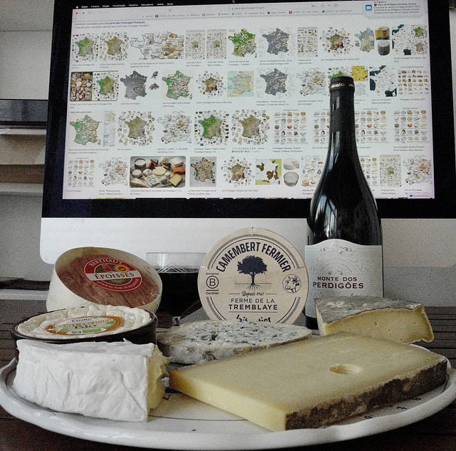 Fromages français et vin portugais.