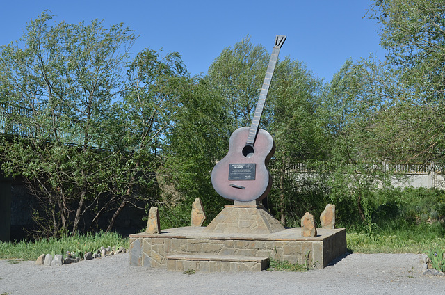 Поселок Морское, Памятный знак группе "Кино"