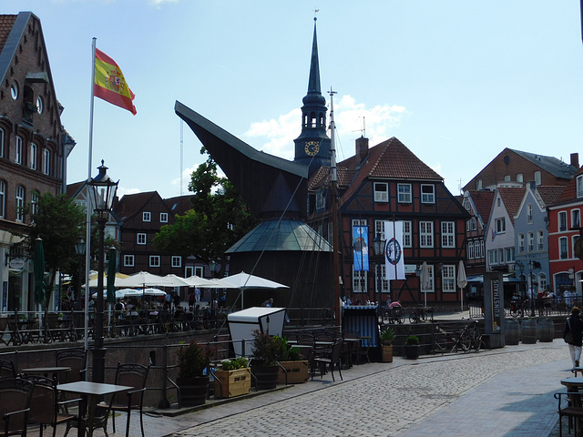 Alter Hafen mit historischem Holz-Tretkran