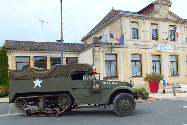 Ancien véhicule de l'armée Américaine devant la mairie de Pineuilh (fête anniversaire des 80 ans de la libération)