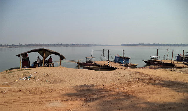 Zone traversier / Ferry area (Laos)