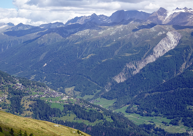 Blick auf Bellwald und das Oberwalliser Bergpanorama