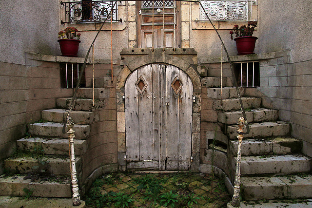 Un joli escalier en fer-à-cheval  .