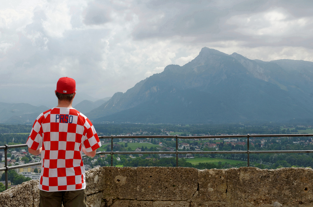 Chevalier, casaque à damier, toque rouge, scrutant l'horizon