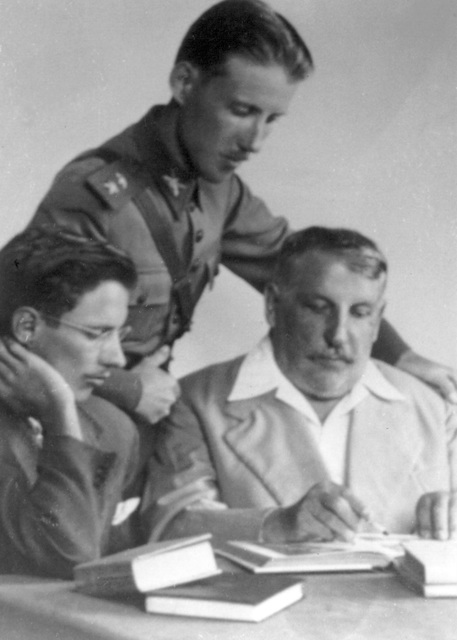 F.V. Lorenz kun siaj du filoj en 1947
