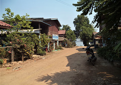 Ruelle poussiéreuse / Dusty narrow street (Laos)