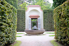 Blick auf den Brunnen und auf das Teehaus