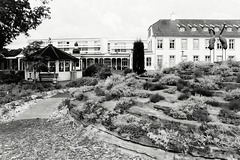 Bank vor dem Pavillon - HBM
