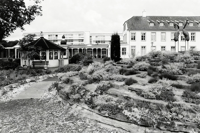Bank vor dem Pavillon - HBM