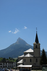 Le sommet de Chamechaude et l'église de Saint-Pierre-de-Chartreuse (Isère)