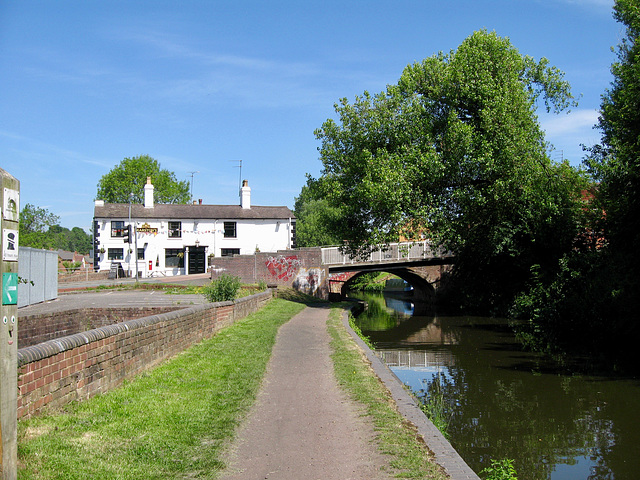 Round Oak pub on the Staffs and Worcs Canal