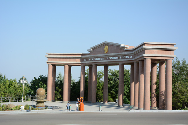 Ashgabat, Entrance to Serdar Yoly Park