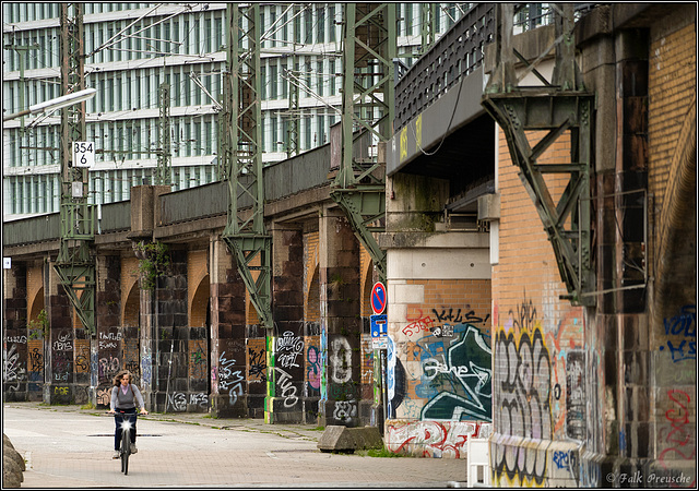 Radfahren an der Oberhafenbrücke