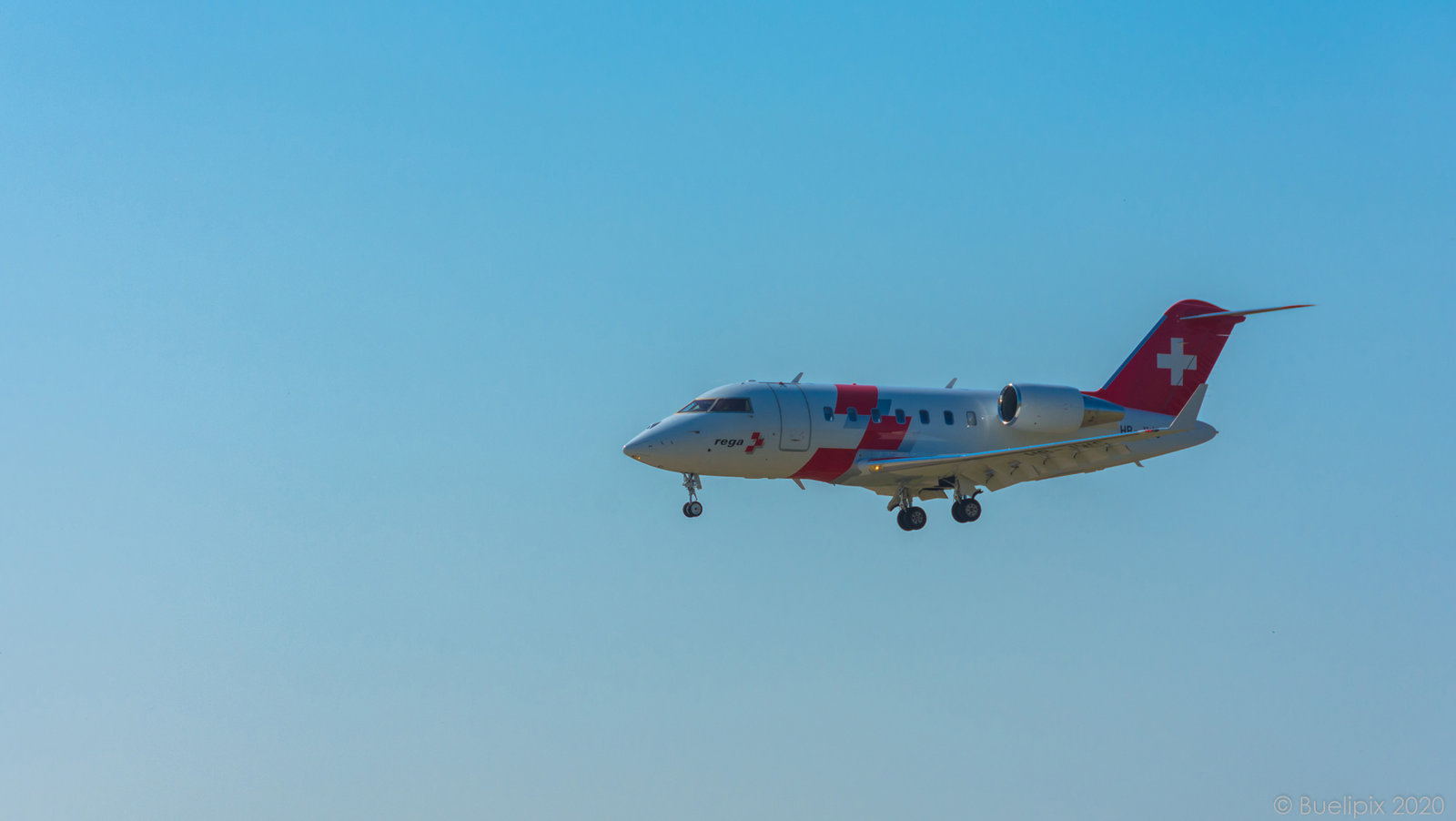 Ambulanzjet Bombardier Challenger 650 der REGA in Zürich-Kloten (© Buelipix)