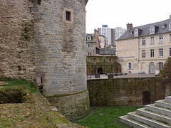 Du mur gallo-romain (3ème siècle) , à la porte Mordelaise (15ième ) puis la tour des Horizons (20 ième ) à Rennes (35)