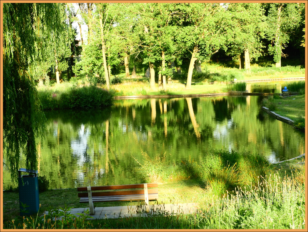 Sit down and enjoy the reflexion  (Hbm)