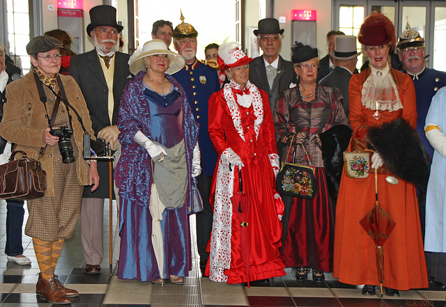 Anachronistische Szenen auf dem Schweriner Hauptbahnhof