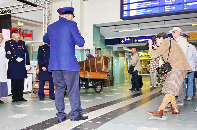 Anachronistische Szenen auf dem Schweriner Hauptbahnhof