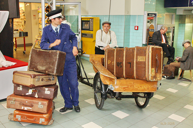 Anachronistische Szenen auf dem Schweriner Hauptbahnhof