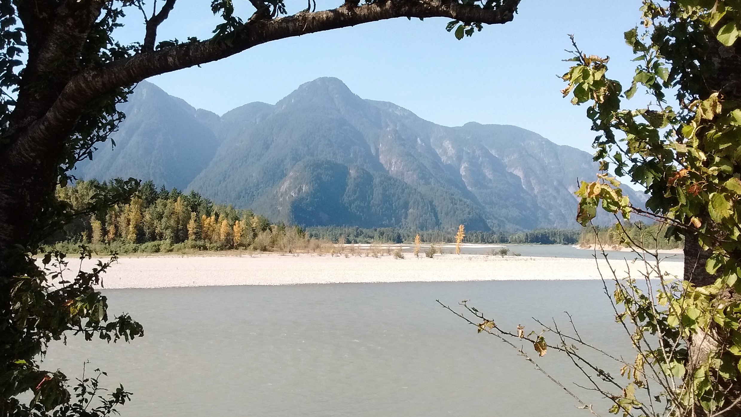 Plage montagneuse / Mountainous beach