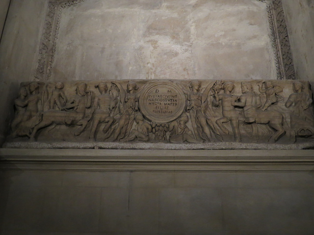 Abbaye Saint-Victor : sarcophage paléochrétien en remploi.