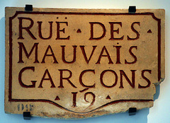 Plaque de rue située dans le 19 ème quartier de Paris , et datée du XVIII e siècle .