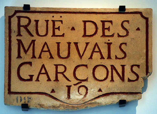 Plaque de rue située dans le 19 ème quartier de Paris , et datée du XVIII e siècle . Plaque de rue située dans le 19 ème quartier de Paris , et datée du XVIII e siècle .