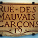 Plaque de rue située dans le 19 ème quartier de Paris , et datée du XVIII e siècle .