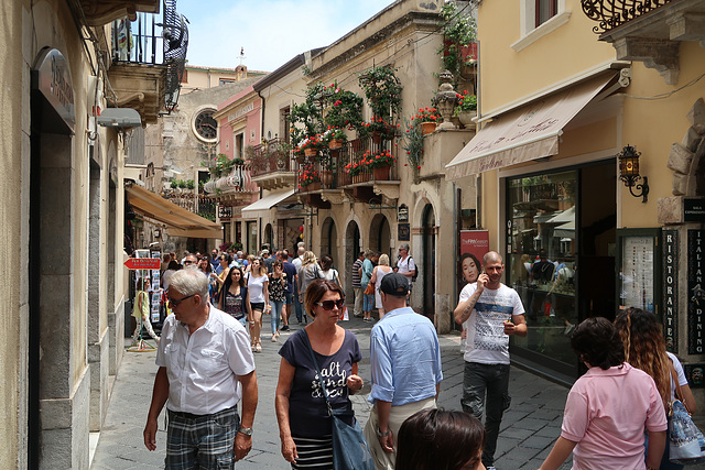 Corso Umberto, with visitors