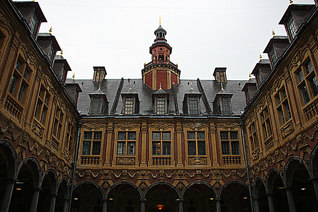 Cours intérieur de la vieille bourse ..