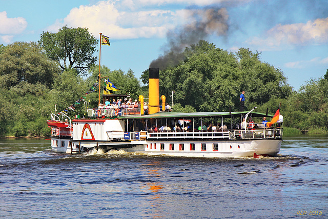 Raddampfer "Kaiser Wilhelm" wendet auf der Elbe