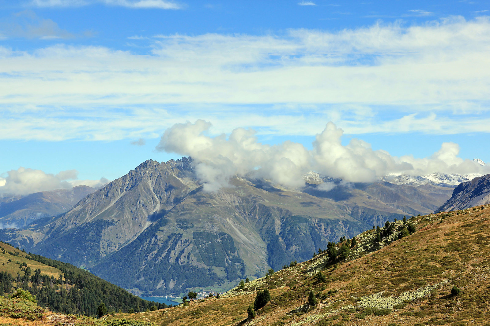 Blick auf die Ötztaler Alpen und hinab ins Tal auf den Reschensee