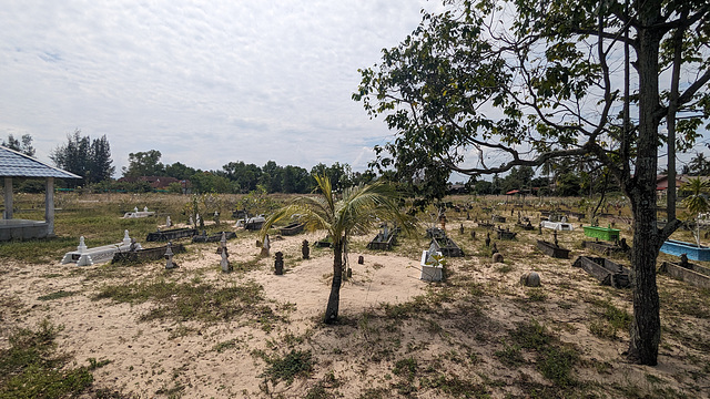 Cimetière semi-désertique à saveur islamique