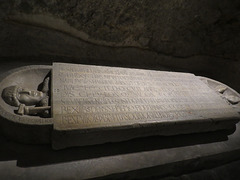 Abbaye Saint-Victor : dalle funéraire de l'abbé Isarn.