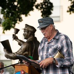 Dorfschelle Original und Statue