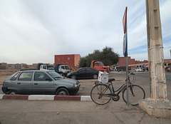 Un vélo parmi les autos et les camions Un vélo parmi les autos et les camions