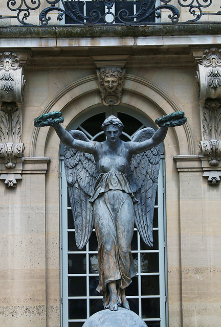 Victoire de la Fontaine du Palmier de Louis-Simon Boizot . Plomb peint . Musée Carnavalet . ; Victoire de la Fontaine du Palmier de Louis-Simon Boizot . Plomb peint . Musée Carnavalet . ;