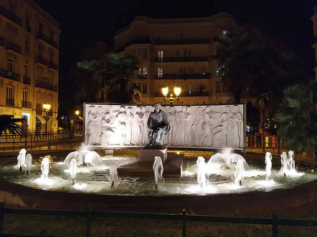 Valencia: fuente monumento al maestro Serrano