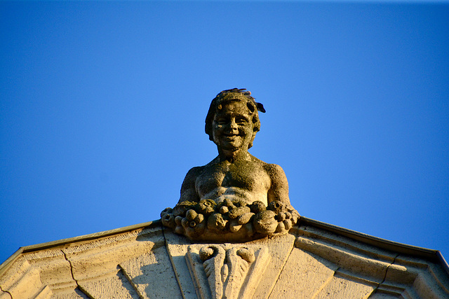 Leipzig 2019 – Things on rooftops – Boy with fruit