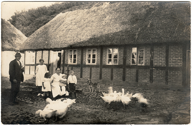 Familie vor Wohnhaus in Wusterwitz