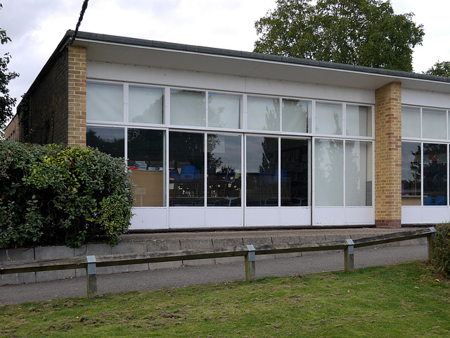 Impington Village College - Classroom wing SE front 2014-09-13