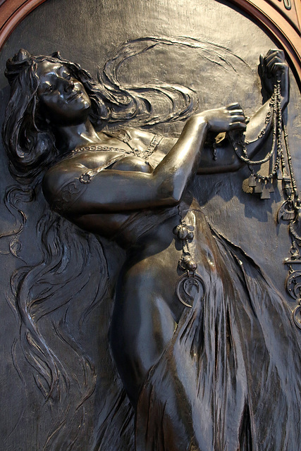Art Nouveau - Femme en bronze drapée dans ses voiles , la chevelure ondoyante - Oeuvre de MUCHA Art Nouveau - Femme en bronze drapée dans ses voiles , la chevelure ondoyante - Oeuvre de MUCHA